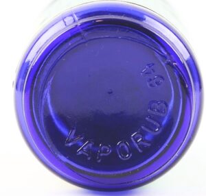 Base photo of Vicks Vaporub jar - Base type 4 - photo courtesy of ebay seller Rose Rivort - January 2024