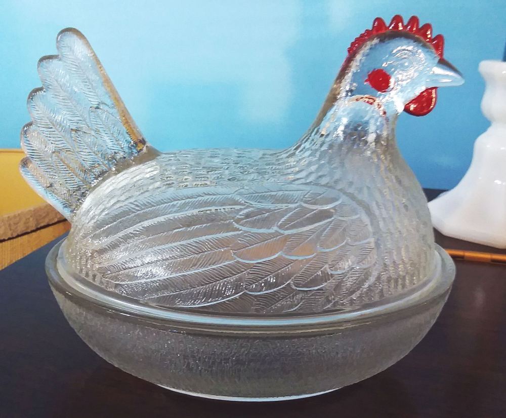 Indiana Glass Hen in clear, smooth rim type with red cold paint. This particular example originally belonged to this website author's maternal grandmother and may date from sometime in the late 1930s or 1940s. (This hen type was evidently produced from around 1935 to circa 1958.)