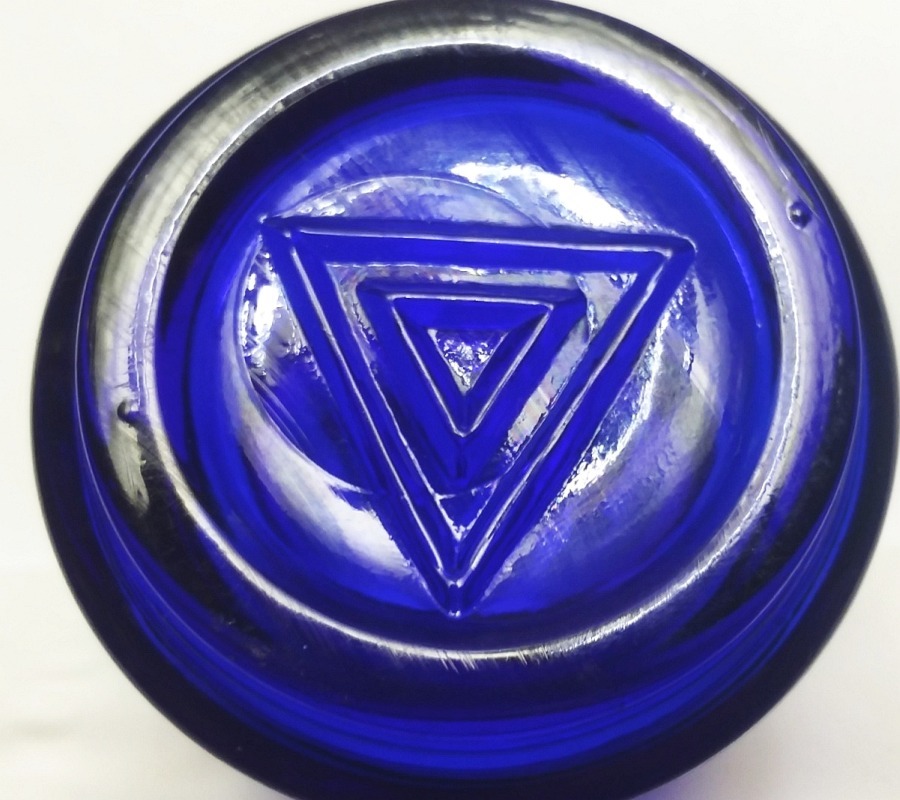 Two triangles - concentric triangles on base of oldest type of Vicks Vaporub jar
