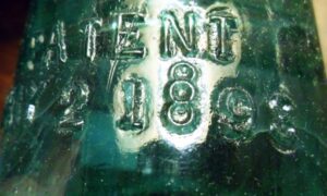 Hemingray No. 9 insulator: Closeup photo of Double-stamped "8" error mold.