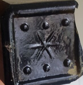 Star or snowflake design on base of olive green case gin bottle (Photo courtesy of Katherine Santer).