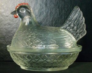 Small hen formerly believed to have been made by Indiana Glass. Evidently a product of Hocking Glass Company. 