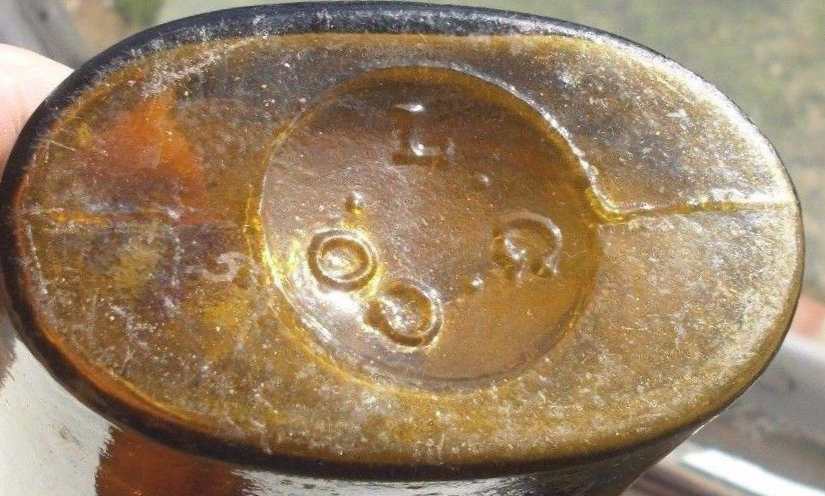 L G CO mark on base of Lyndeboro Glass Company flask in yellow amber (Photo courtesy of Dave Beeler).