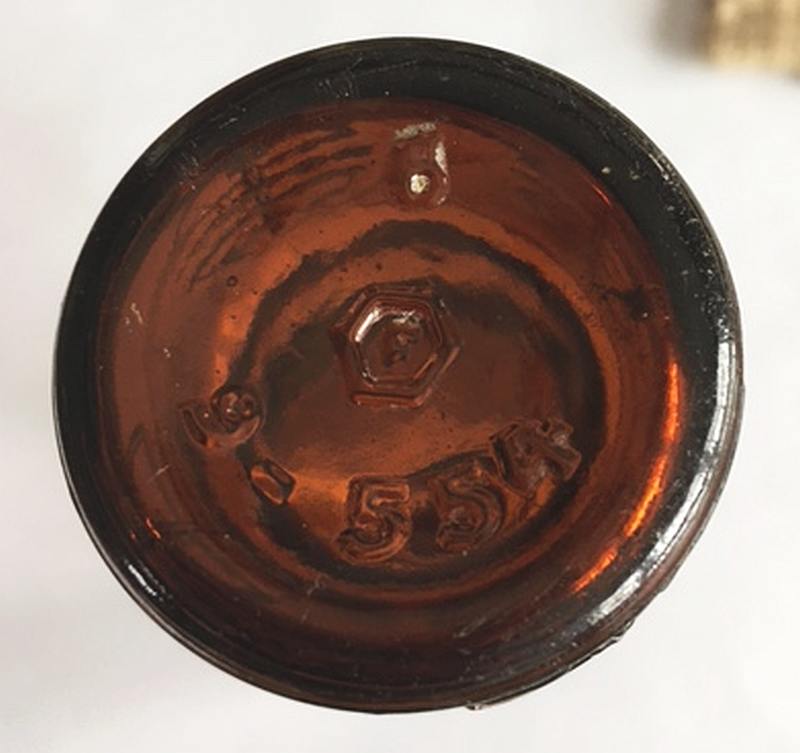 Base of amber "Telescope" bottle made by Fairmount Glass Works, Indianapolis (F in a hexagon mark). The bottle mold design number is "9-554". Photo courtesy of Jane Roth. Base of amber "Telescope" bottle made by Fairmount Glass Works, Indianapolis (F in a hexagon mark). The bottle mold design number is "9-554". Photo courtesy of Jane Roth.