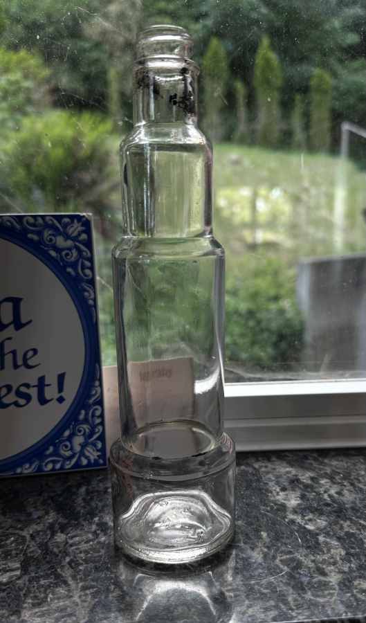 Clear telescope bottle - product of Glass Containers Corporation - GC mark - 3174 design number on base (photo courtesy of Andrea Handley) Clear telescope bottle - 3174 design number on base (photo courtesy of Andrea Handley)