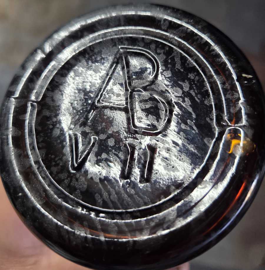 AB-connected / V 11 - base marking on dark amber beer bottle found near Goldfield, Nevada. Amber bottles with the "AB-connected" mark on the bottom are considerably scarcer than the typical blue-aqua examples. (Base photo courtesy of Brett Weathersbee)