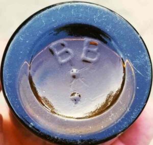 BB on base of unidentified applied-lip yellow olive amber mineral or soda water bottle, probably from Great Britain. There is no embossing on the sides of the bottle. (Photo courtesy of Jimmy Bray).
