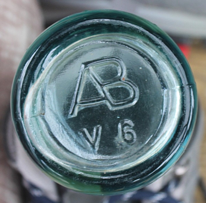 AB-connected V 6 - bottle - bearing label for Frank Jones Golden Ale - base photo (Photo courtesy of Eric Halkyard). AB-connected V 6 - bottle - bearing label for Frank Jones Golden Ale - base photo (Photo courtesy of Eric Halkyard).