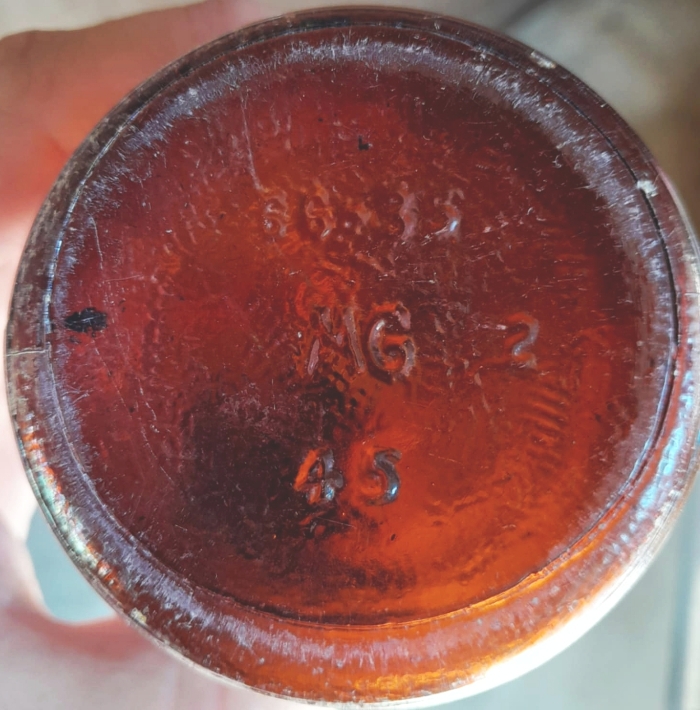 M G mark on base of amber beer bottle - uncertain date but possibly from 1942. Maywood Glass Company (Photo courtesy of Ethan Montgomery) M G mark on base of amber beer bottle - Maywood Glass Company (Photo courtesy of Ethan Montgomery)