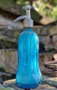 Profile photo of the "TRIUMPH M S" blue seltzer bottle (shown above). Photo courtesy of Fekete László Gyula, Magyarország - Salgótarján